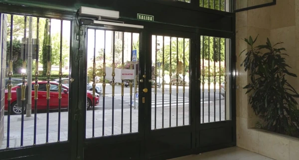 puertas batientes-automaticas-de-cristal